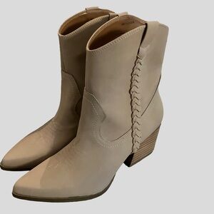 NWT DV DOLCE VITA KOOLSON Braided Tan Ankle Cowboy Boots/Booties Size 9